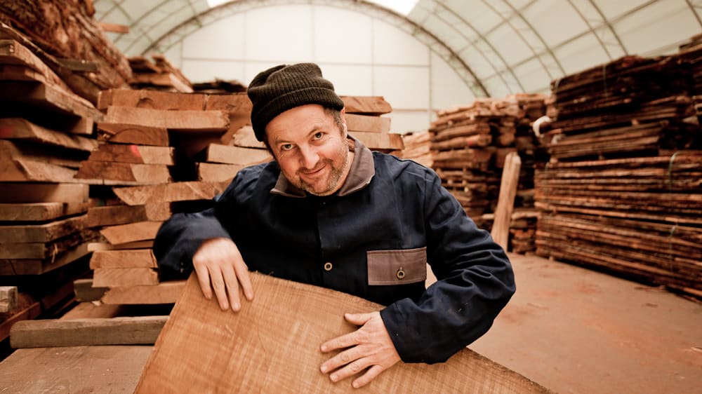 Ernst Schwarz in der Klimahalle für trockene Hölzer