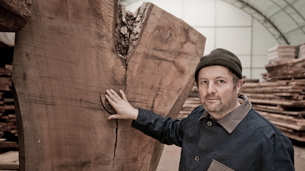 Ernst Schwarz in der Klimahalle für trockene Hölzer